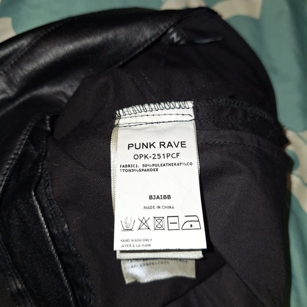 Black Skinny Pants - Picture 5 of 5